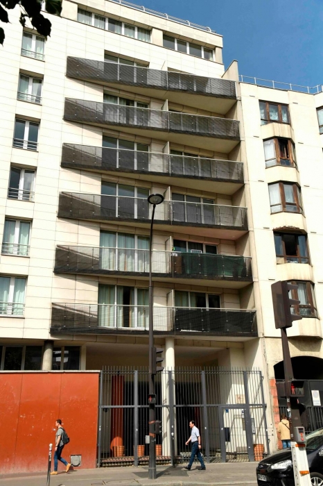 «Человек-паук», взобрался на многоэтажное здание в Париже, чтобы спасти свисающего малыша, за что он получил французское гражданство и работу пожарного