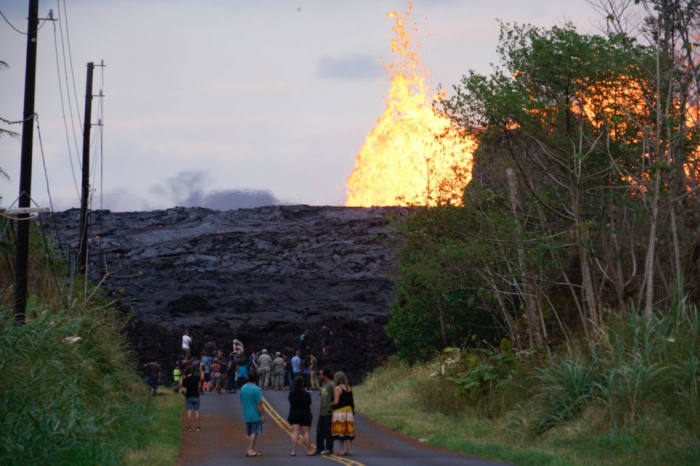 Извергающийся вулкан Килауэа поразил лавой геотермальную электростанцию