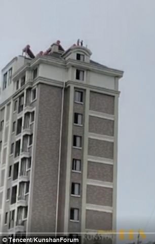 Шок! Двое детей опасно играют на краю крыши 12-этажного здания в Китае
