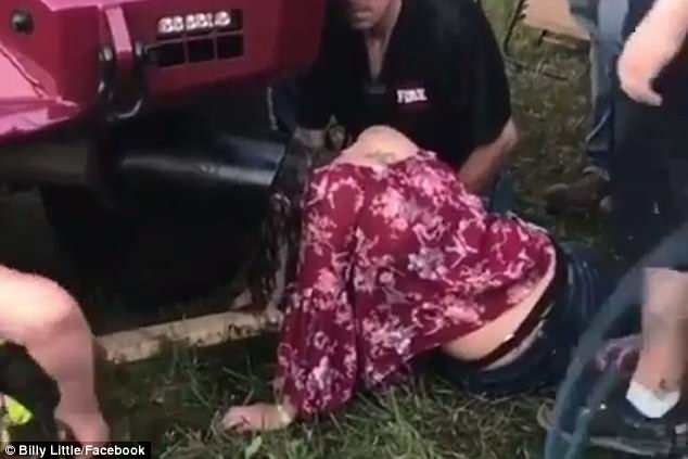 Любопытный подросток застряла в выхлопной трубе грузовика во время фестиваля кантри-музыки