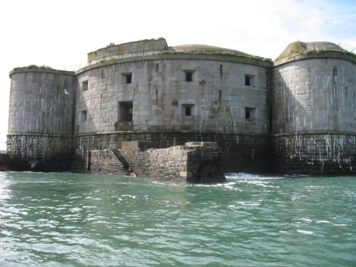 У берегов Уэльса есть частный остров форт 19-го века