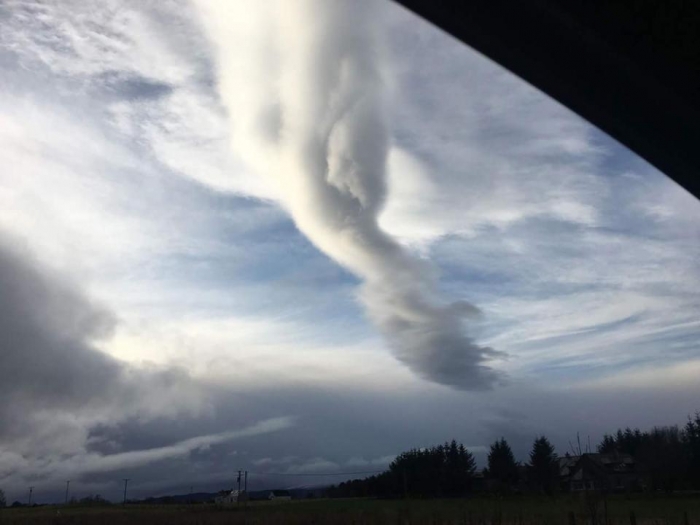 «Рука Бога» протянулась с неба в виде необычного облака, снятого на смартфон