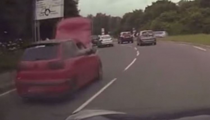 Водитель полностью игнорирует тот факт, что капот его машины поднят во время полицейского погони