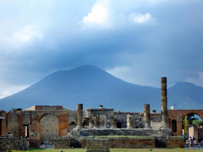 Блоггер-путешественник получает смертельные угрозы после того, как залез на хрупкую руину Помпеи - что запрещено