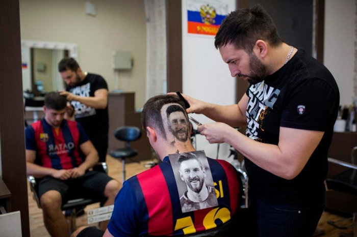 Фанат Лионеля Месси получает лицо идола Аргентины, выбритого на затылке