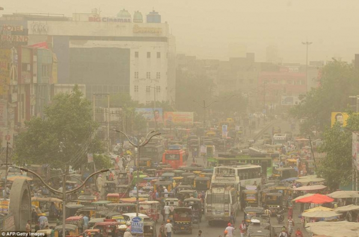 Сильная пыльная буря опустилась на столицу Индии