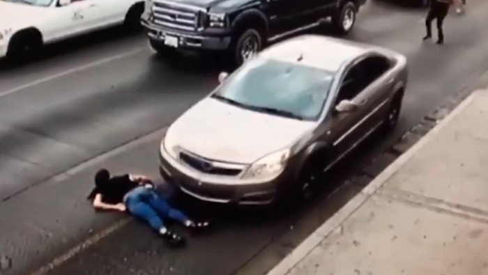 Шокирующий момент женщина, бегущая по оживленной дороге на высоких каблуках, поскальзывается и падает под машину