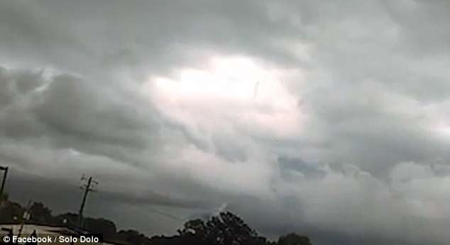 Свидетели говорят, что они видели, как бог ходит по небу посреди облаков