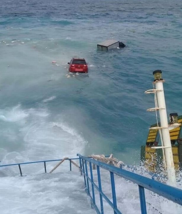 Индонезийский паром затонул со 139 пассажирами, 12 человек погибло и автомобили смыло в море