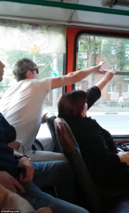 Два пассажира пассивно-агрессивно двигают форточку в автобусе - не говоря ни слова