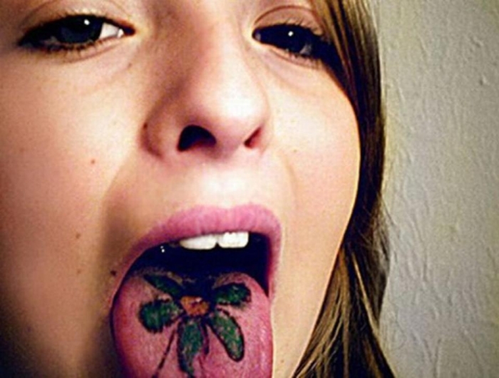 Люди демонстрируют свои странные татуировки у себя на языке