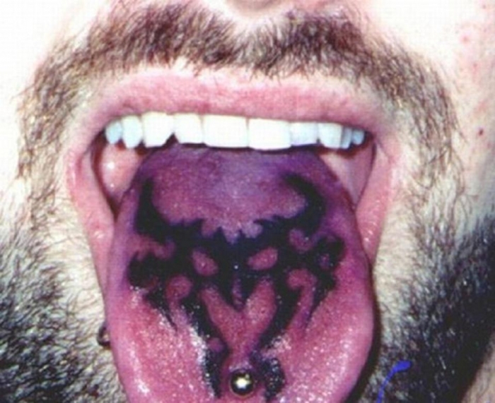 Люди демонстрируют свои странные татуировки у себя на языке