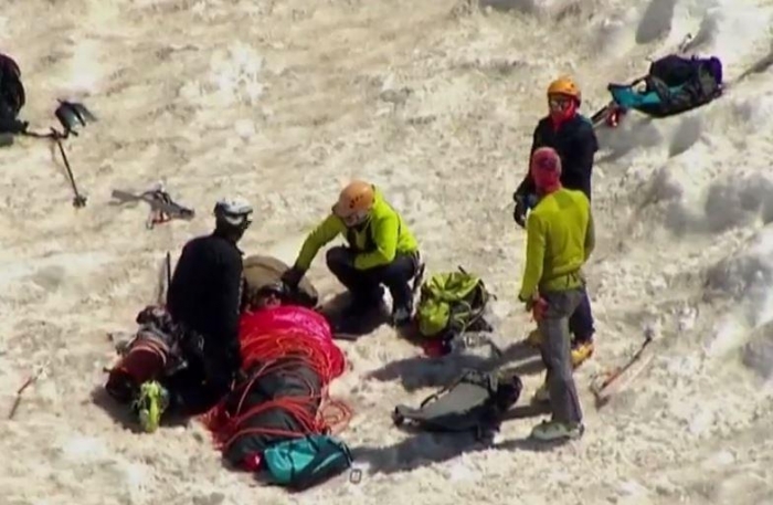 Невероятный момент вертолет балансирует на высоте 3300 метров, чтобы спасти застрявшего альпиниста