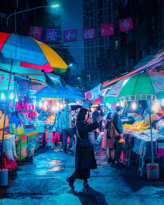 Невероятные ночные фотографии показывают рынки, витрины и навесы на крыше знаменитого неона в Шанхае