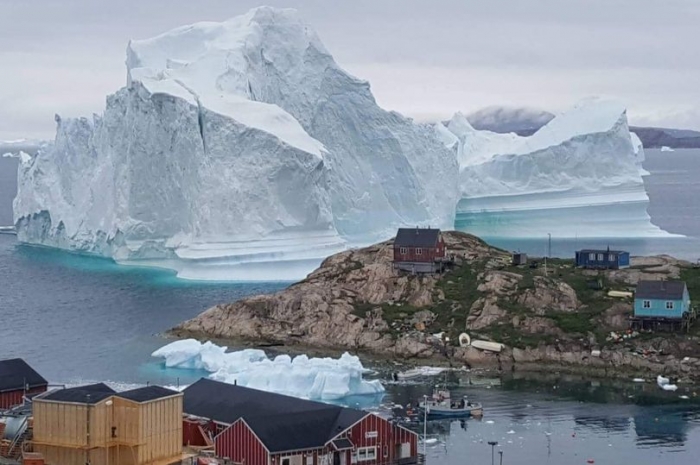 Ужасный айсберг весом 10-миллионнов тонн угрожает уничтожить деревню и вызвать массовое цунами