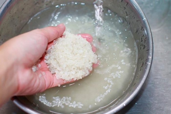 Одна вещь, которую вы всегда должны делать с рисом перед приготовлением - и это имеет огромное значение для вкуса