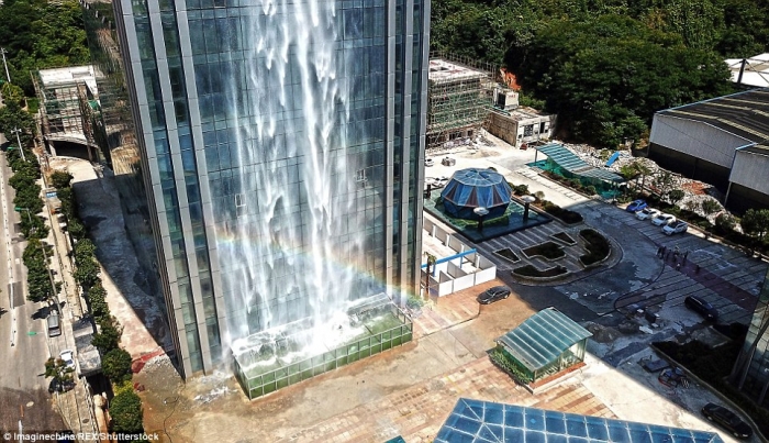Китайская компания построила искусственный водопад высотой 108 метров ниспадающего с небоскреба
