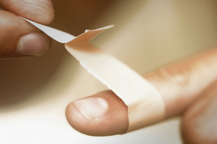 Наука наконец объяснила, почему бумажные порезы настолько ужасные