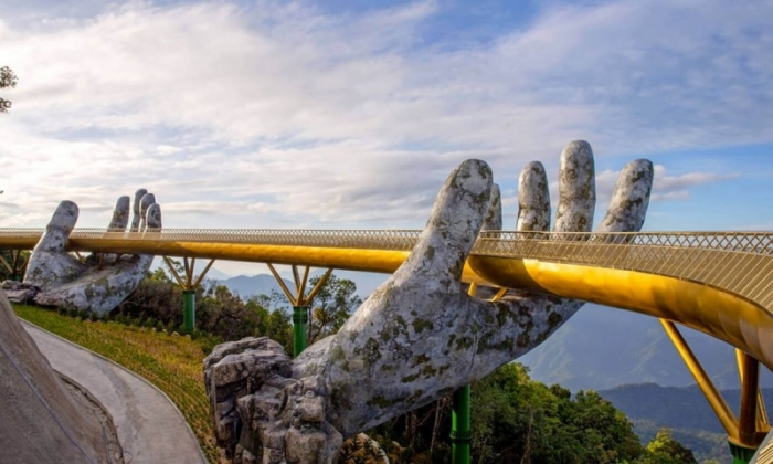 Монументальный золотой мост с каменными руками построен во Вьетнаме