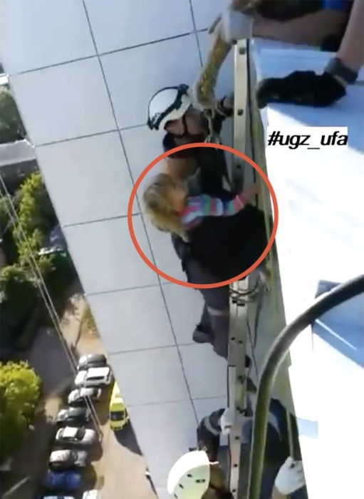 Девочка 3-лет, вылезла из окна на 15-й этажа и чудесным образом оказалась на узком уступе на высоте 45 метров