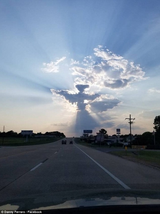 В Техасе шофер сфотографировал замечательного ангела в виде облака над трассой