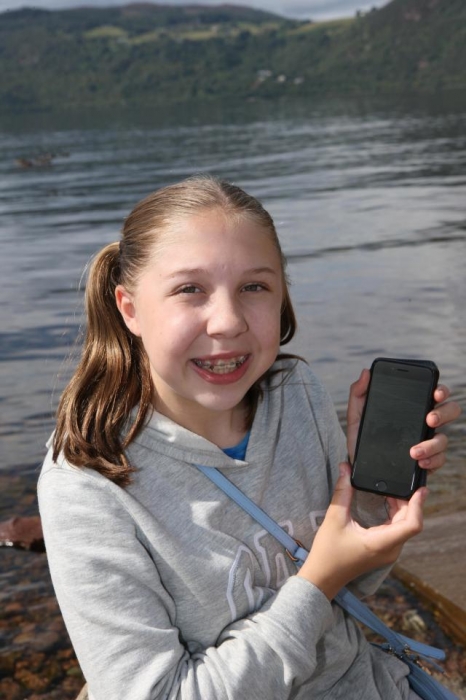 12-летняя девочка сделала «лучшую фотографию Лох-Несского чудовища за многие годы», потому что «голова и шея чудовища» видны на расстоянии 15 метров от берега