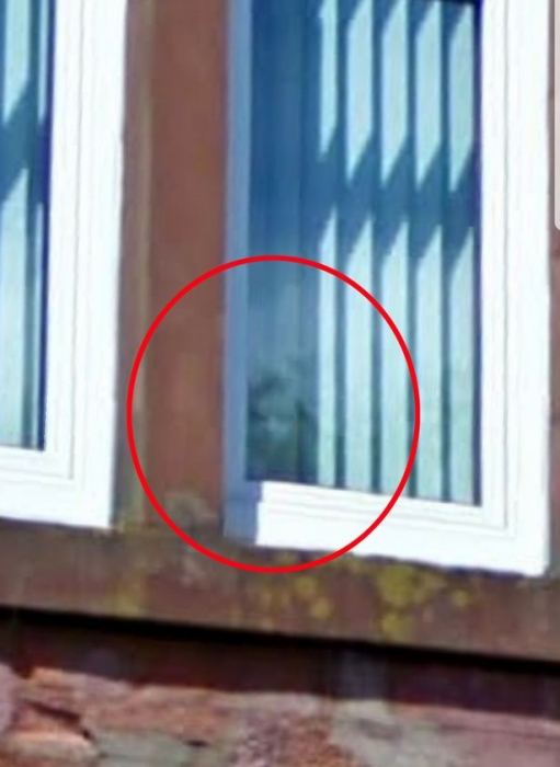 Женщина напугалась, увидев «призрак маленького мальчика» в окне старой квартиры, глядя на фотографии в Интернете