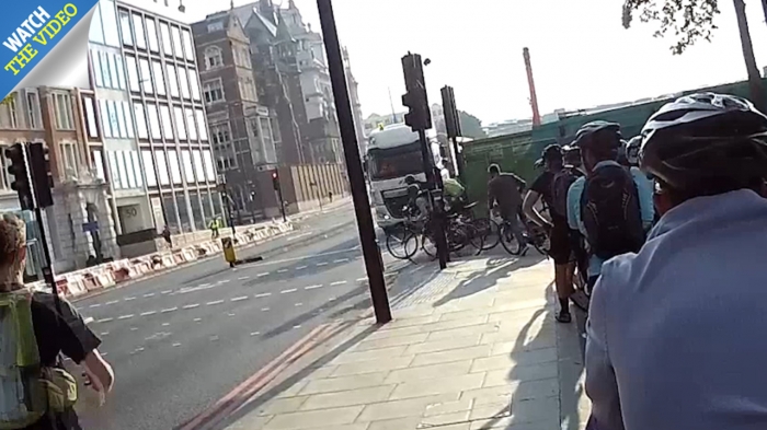 Грузовик чуть не сбил группу велосипедистов на перекрестке