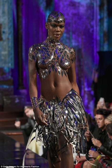 «Альтернативный» дизайнер отправляет модели на подиум на Нью-Йоркской неделе моды в бикини, сделанных только из клейкой ленты