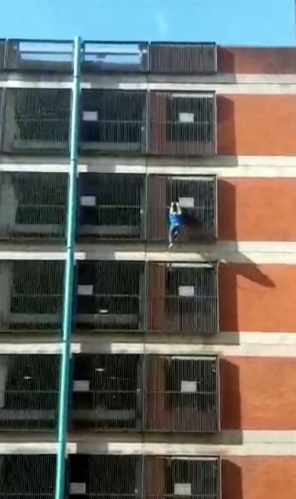 Девушка, получившая прозвище Spider-Girl, рискует жизнью, чтобы подняться на многоэтажную автостоянку