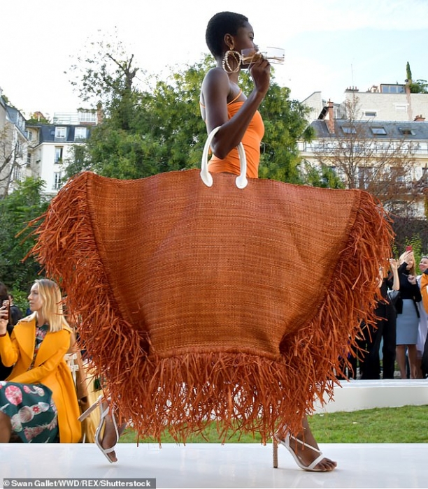 Французский модельер создавший эту популярную шляпу теперь сделал ОГРОМНУЮ пляжную сумку для подиума на PFW (Парижская неделя моды)