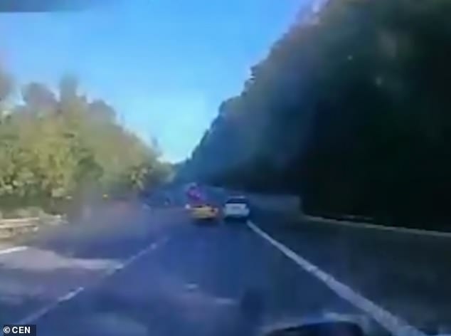 Суперкар в гонке на неправильной стороне дороги убивает невиновного автолюбителя, когда Porsche начал гонку с Феррари в Словакии