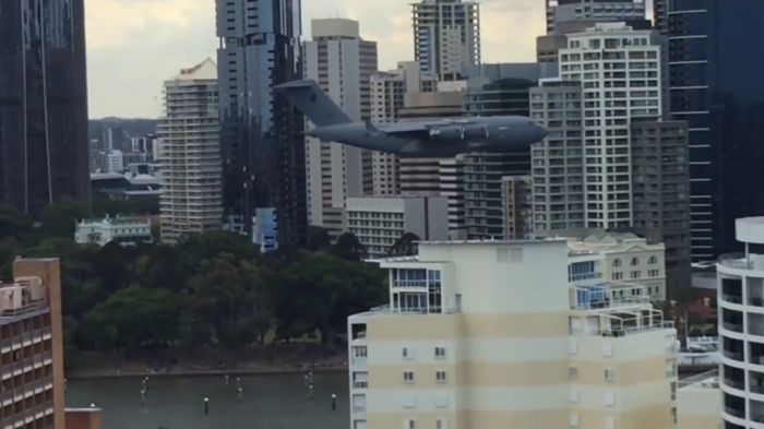 Захватывающий момент, самолет австралийских ВВС летит между зданиями с «глупым» трюком, называемым «9/11»
