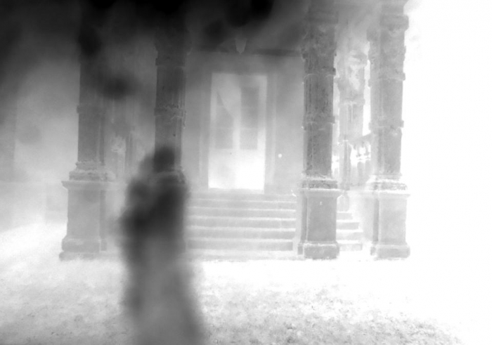 Мужчина утверждает, что на жутком фото два влюблённых призрака, обнимающиеся рядом с 800-летним аббатством Линкольншир