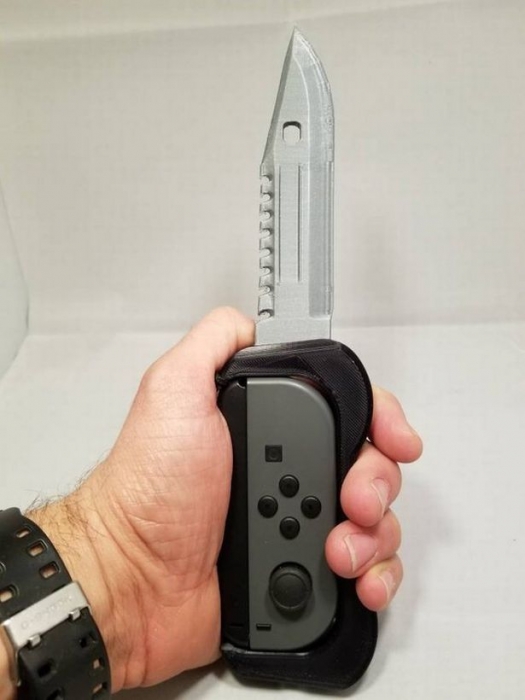 Ужасное дистанционное управление от Nintendo Switch с ножом, встроенным в ручку