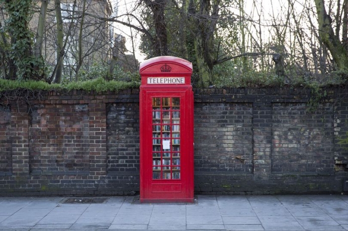 В самой маленькой библиотеке Лондона. Это красная телефонная будка с книгами