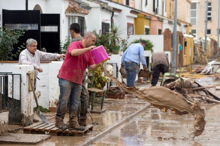 Наводнение в Коста-дель-Соль превратило улицы в бушующие реки, выживших спасали вертолетами после проливного дождя на юге Испании