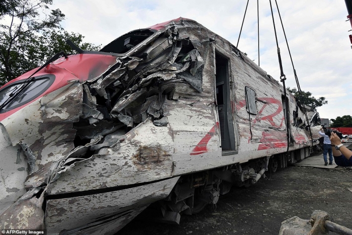Тайваньский скоростной поезд с пассажирами на большой скорости сошел с рельсов и убил до 20 людей