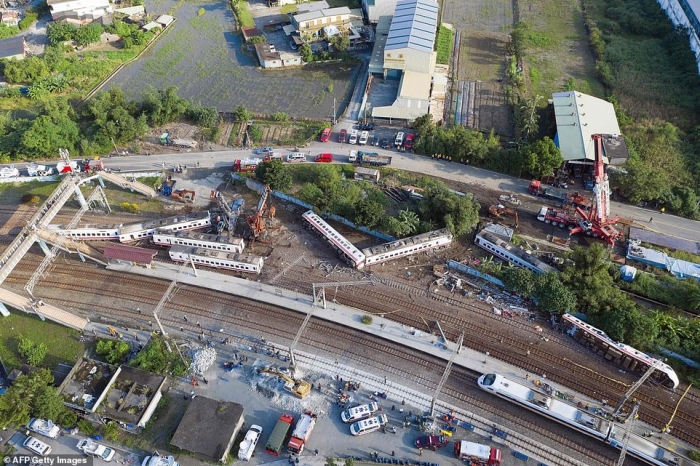Тайваньский скоростной поезд с пассажирами на большой скорости сошел с рельсов и убил до 20 людей