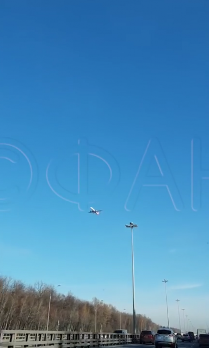 Необычное видео пассажирского самолета, «подвешенного в воздухе», разожгло дичайшие теории