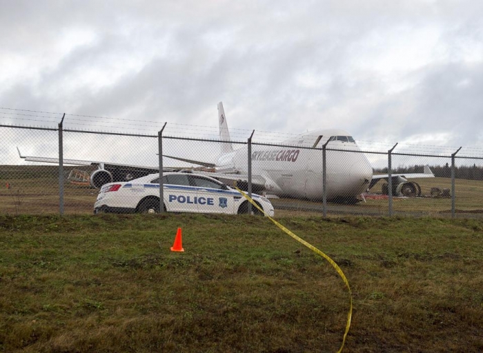 Самолет Боинг 747 выскочил с ВПП в Канаде во время посадки, оставив четырех раненых