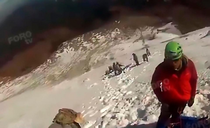 Найдены мyмифицированные тела трех альпинистов, вмерзших в лёд на высоте 5610 м