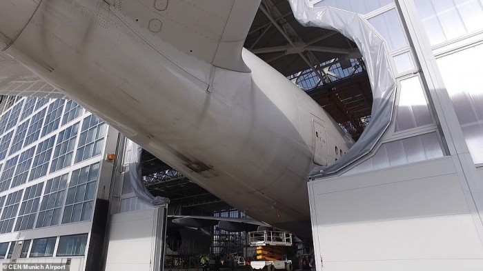  Аэропорт установил необычные двери на ангар с большим отверстием в середине, чтобы он мог вместить огромный Аэробус A380