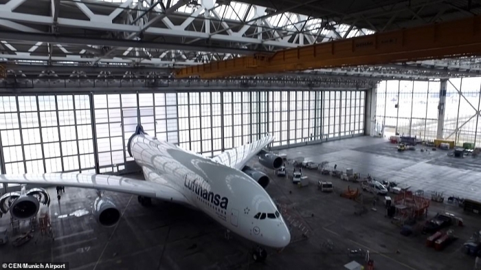  Аэропорт установил необычные двери на ангар с большим отверстием в середине, чтобы он мог вместить огромный Аэробус A380