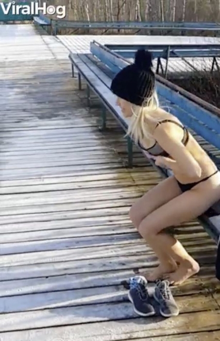 Женщина раздевается до нижнего белья и прыгает в замерзшее озеро. Ну и дура!
