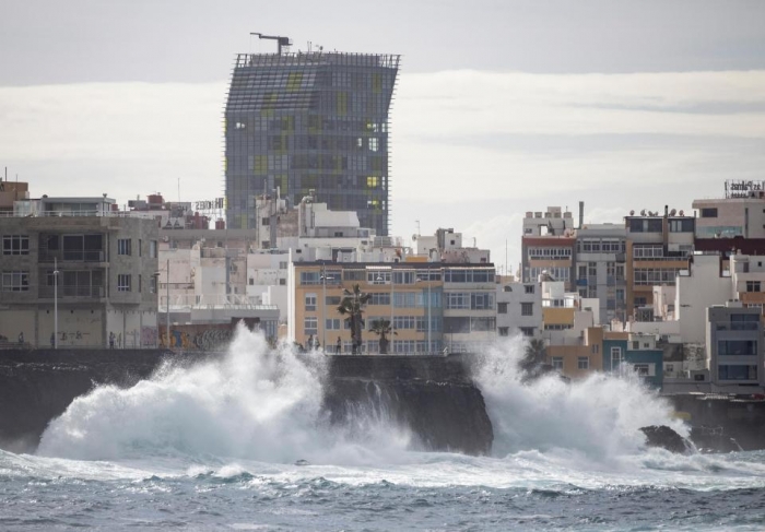 Ужас! Страшные волны разрушают лоджии многоэтажного здания на Тенерифе