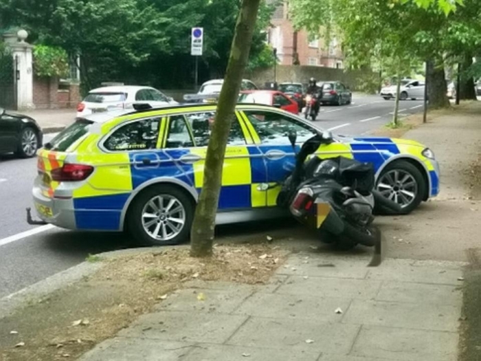 Полицейские Лондона показали фильм о новой жестокой тактике борьбы с бандитами на мопедах