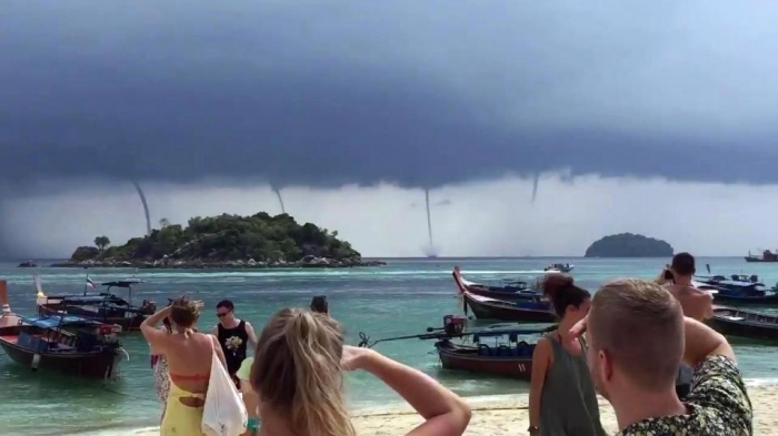 Редкая четверка водяных смерчей поразила туристов на островах в Тайланде