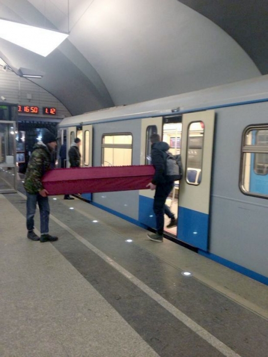 Мужчин с гробом увидели в московском метро и сняли на видео