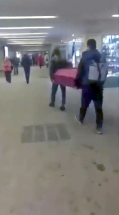Мужчин с гробом увидели в московском метро и сняли на видео